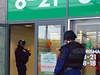 Policisté ped finským obchodním centrem, kde dolo k tragické stelb